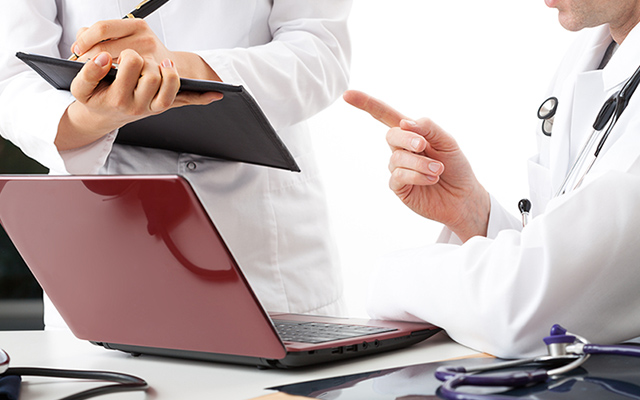 Two doctors in a discussion, highlighting teamwork and communication in a medical setting